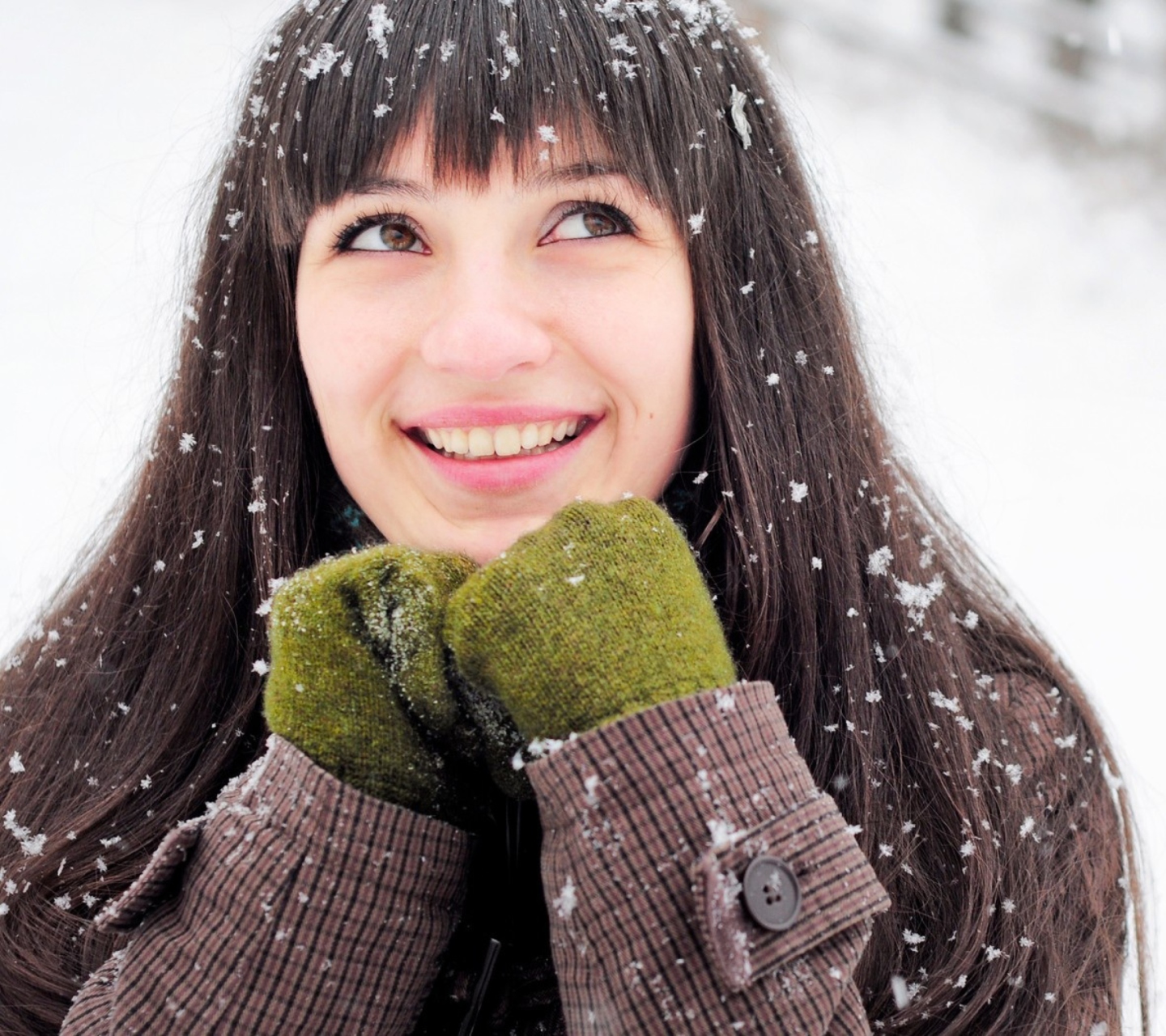 Brunette With Green Gloves In Snow screenshot #1 1440x1280