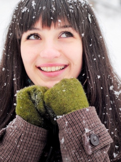 Screenshot №1 pro téma Brunette With Green Gloves In Snow 240x320