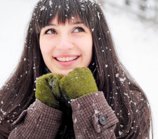 Kostenloses Brunette With Green Gloves In Snow Wallpaper für 128x128