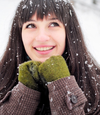 Brunette With Green Gloves In Snow - Obrázkek zdarma pro 240x320