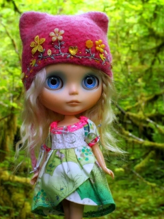 Screenshot №1 pro téma Cute Blonde Doll In Forest 240x320