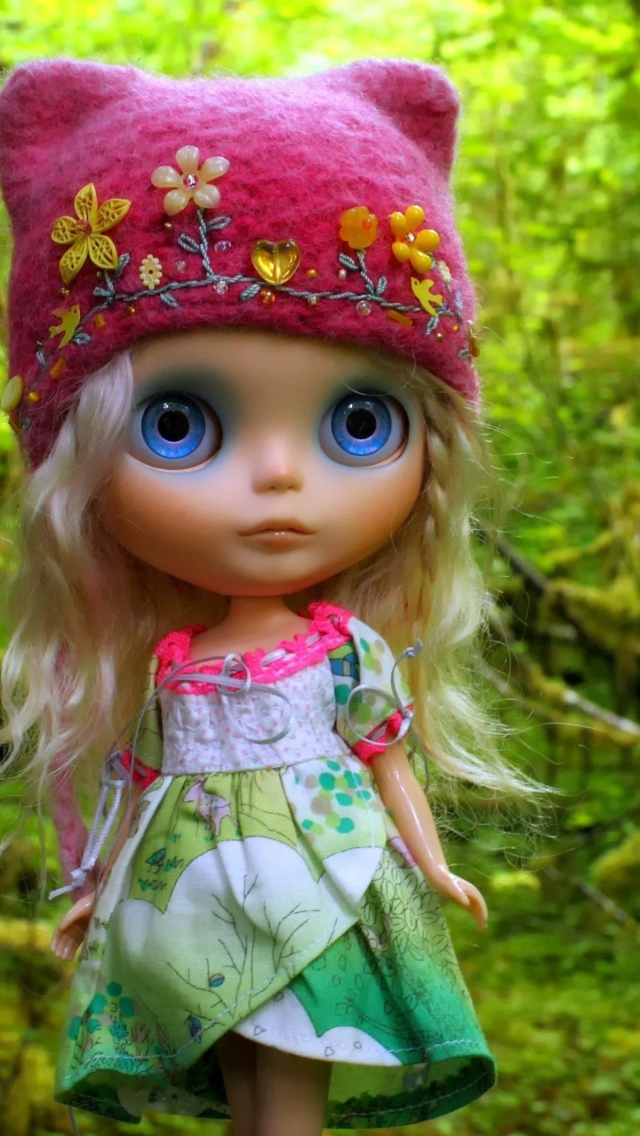 Screenshot №1 pro téma Cute Blonde Doll In Forest 640x1136