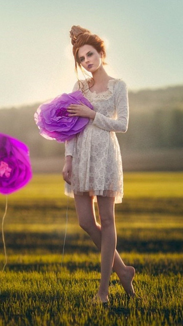 Fondo de pantalla Purple Flower Girl 640x1136
