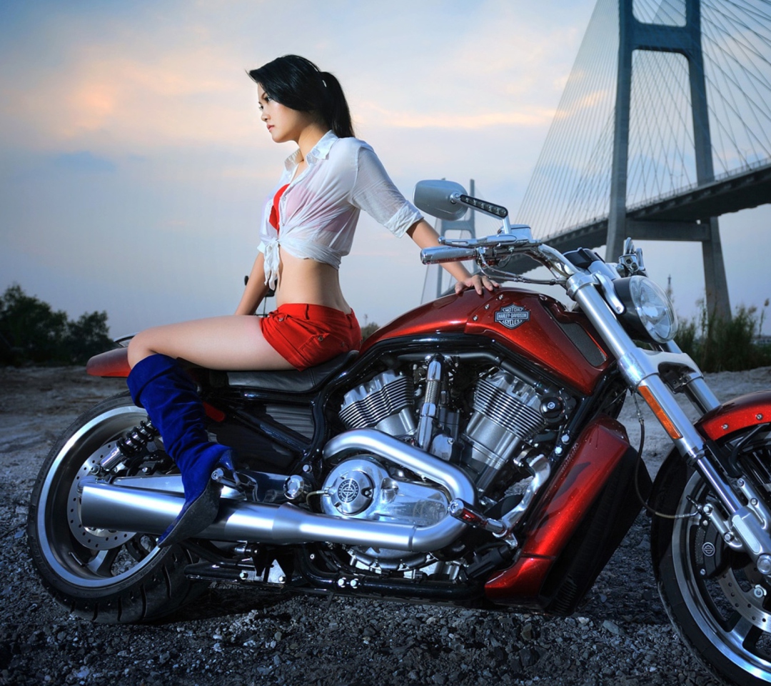 Fondo de pantalla Girl On Harley Davidson 1080x960