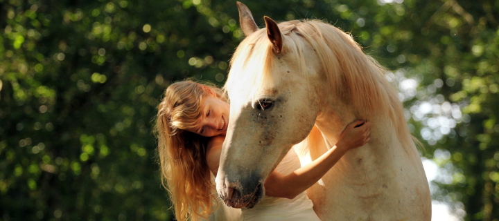 Fondo de pantalla Blonde Girl And Horse 720x320