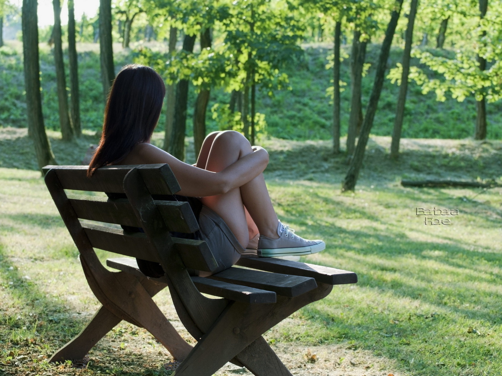 Screenshot №1 pro téma Girl Sitting On Bench 1600x1200