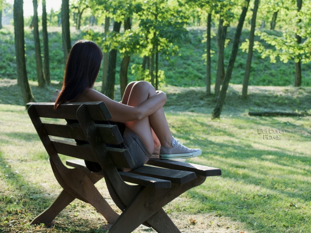 Girl Sitting On Bench screenshot #1 640x480