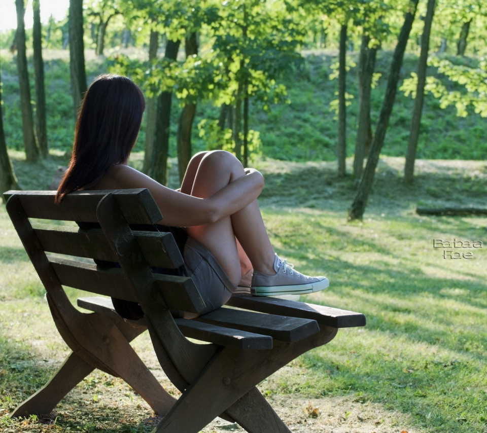 Screenshot №1 pro téma Girl Sitting On Bench 960x854