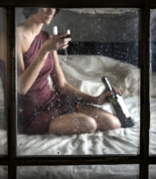 Girl Drinking Wine - Obrázkek zdarma pro Nokia X6