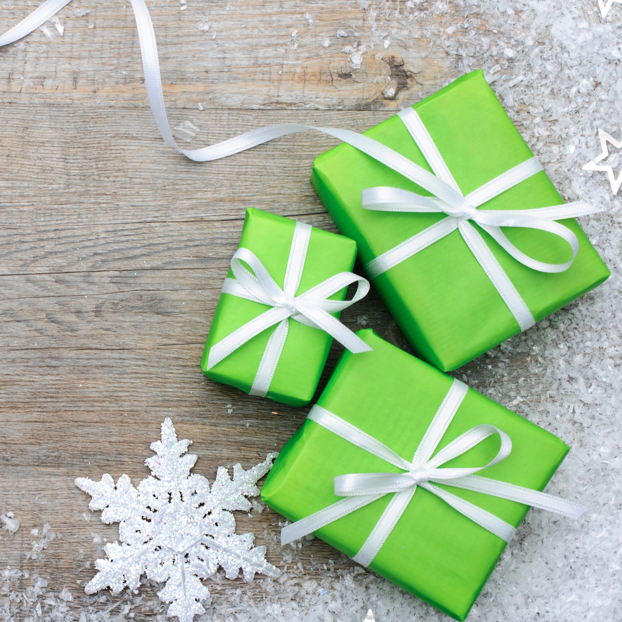 Green Christmas Gift Boxes wallpaper 2048x2048