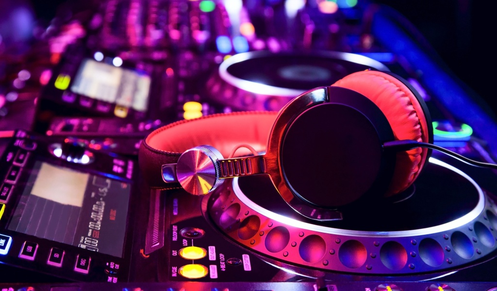 Das DJ Equipment in nightclub Wallpaper 1024x600