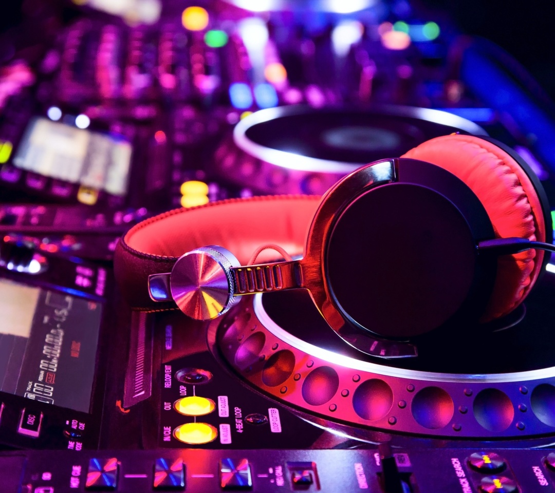 Das DJ Equipment in nightclub Wallpaper 1080x960
