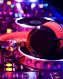 Das DJ Equipment in nightclub Wallpaper 128x160