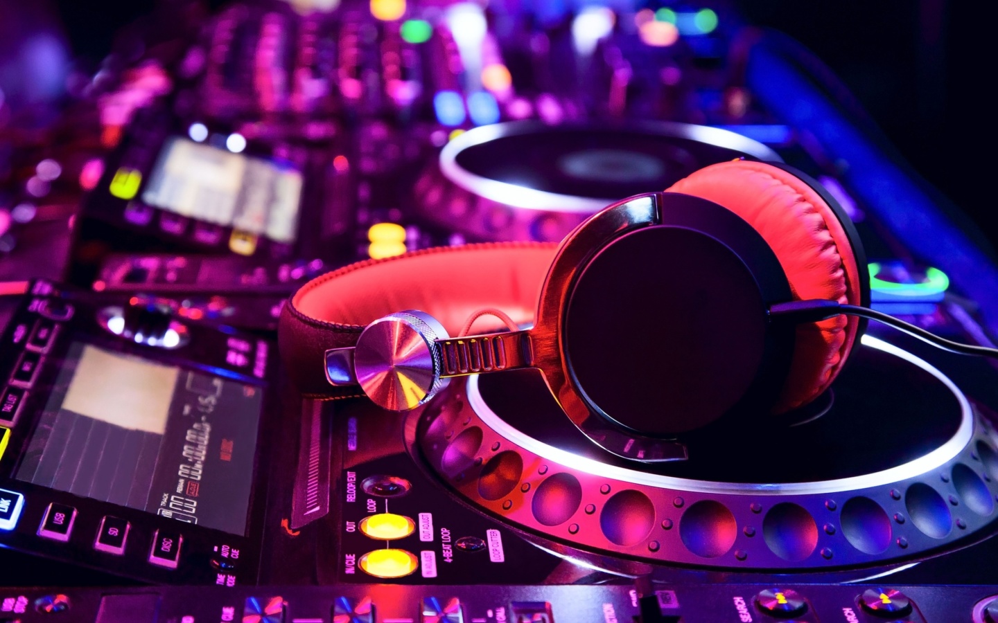 Das DJ Equipment in nightclub Wallpaper 1440x900
