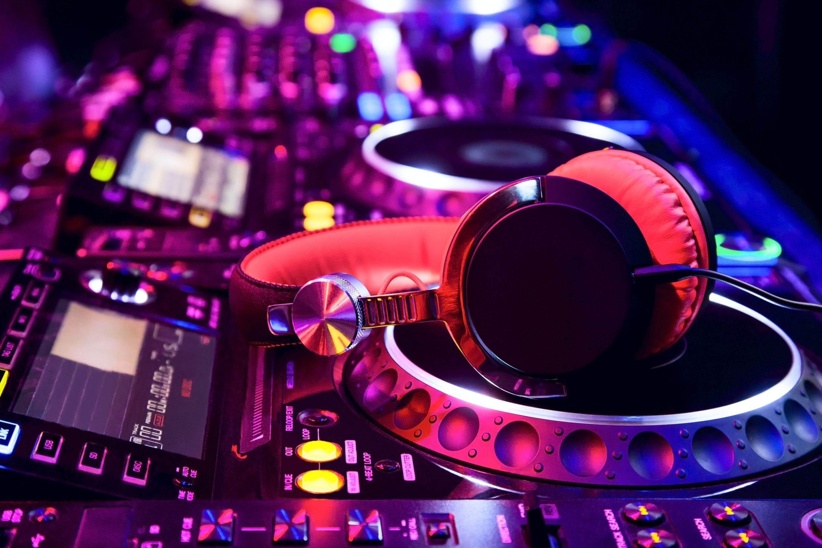Das DJ Equipment in nightclub Wallpaper 2880x1920