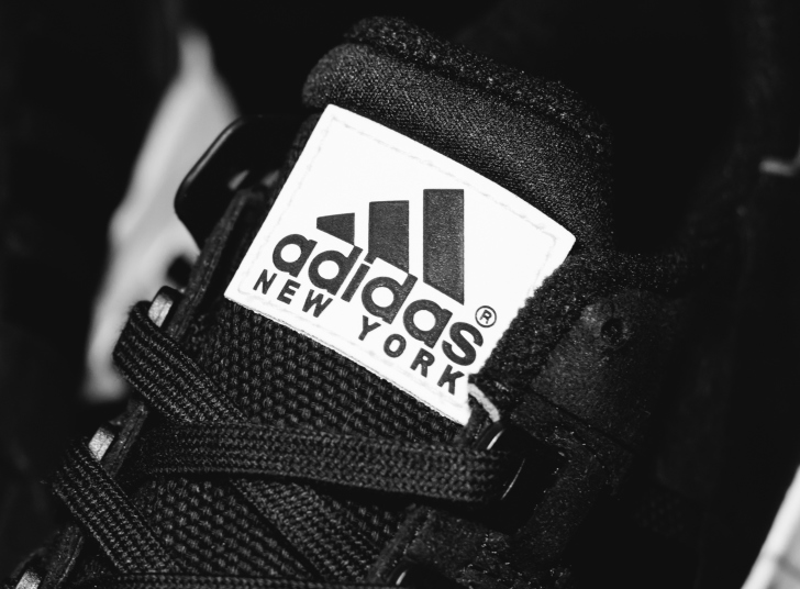 Das Adidas Running Shoes Wallpaper