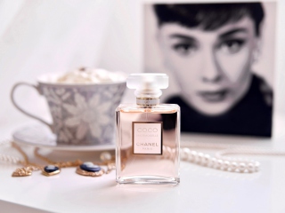 Das Chanel Coco Mademoiselle Perfume Wallpaper 320x240