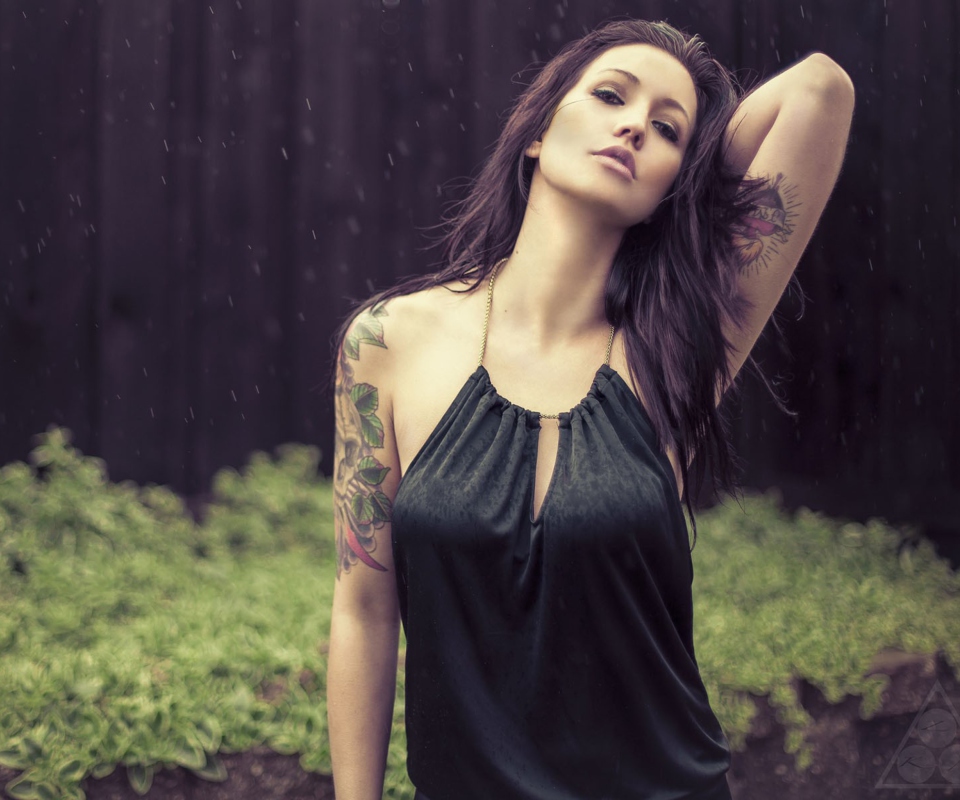 Sfondi Tattooed Brunette Model 960x800