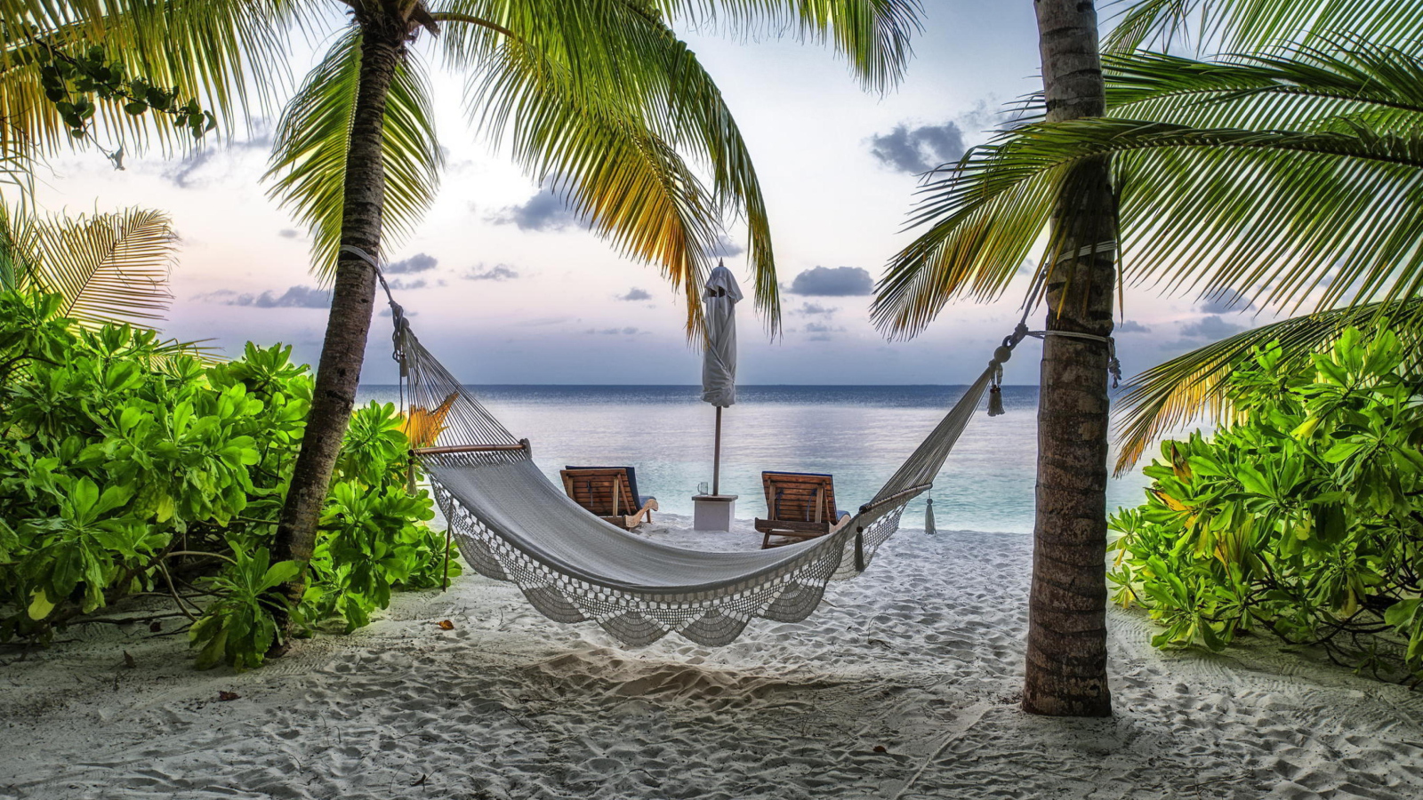 Screenshot №1 pro téma Hammock At Maldives Beach 1600x900