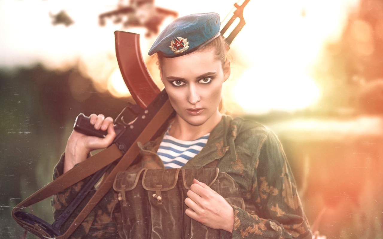 Fondo de pantalla Russian Girl and Weapon HD 1280x800