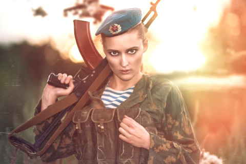 Fondo de pantalla Russian Girl and Weapon HD 480x320