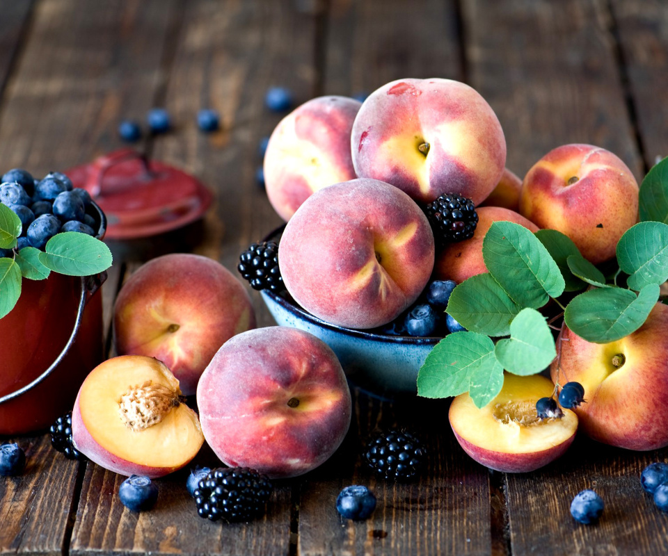 Blueberries and Peaches wallpaper 960x800