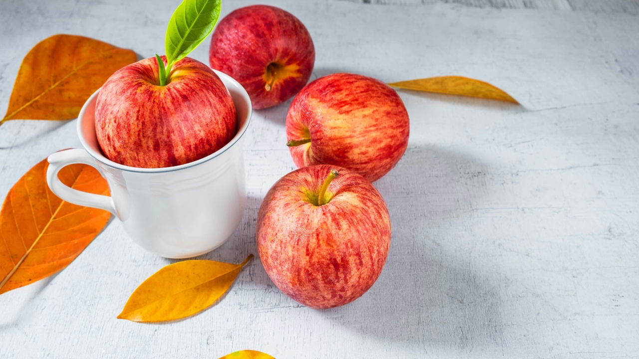 Обои Autumn apples 1280x720