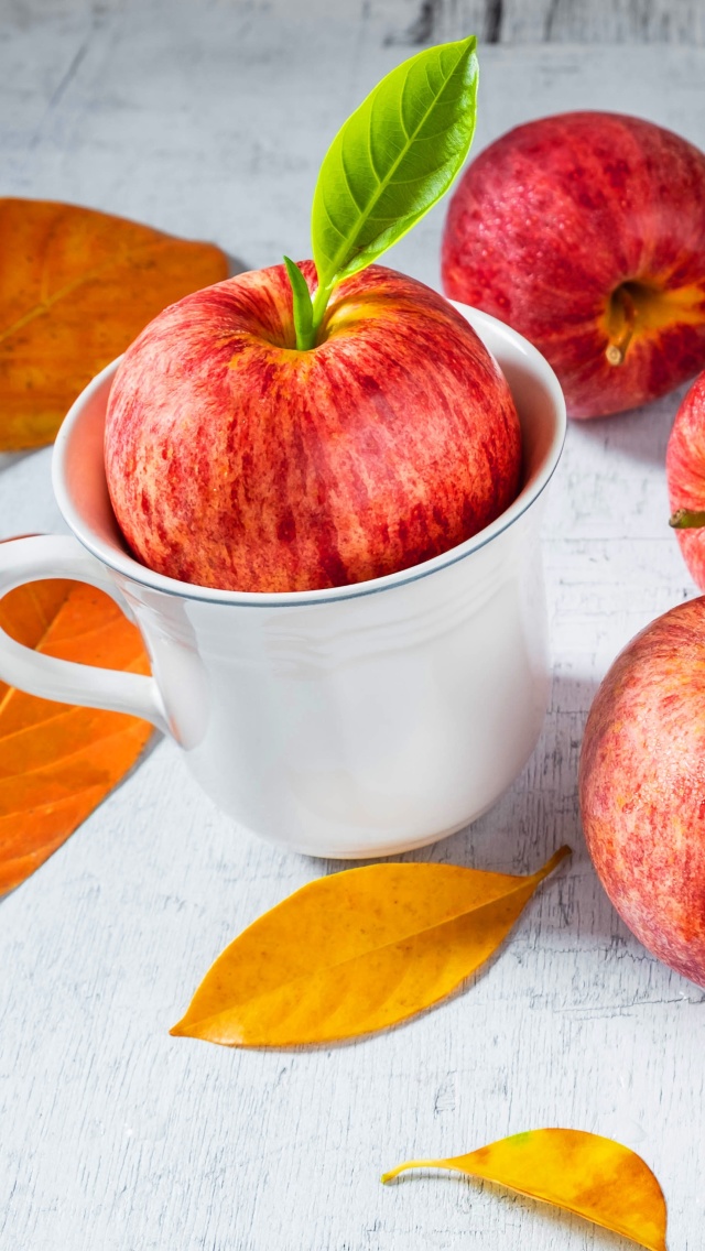 Обои Autumn apples 640x1136