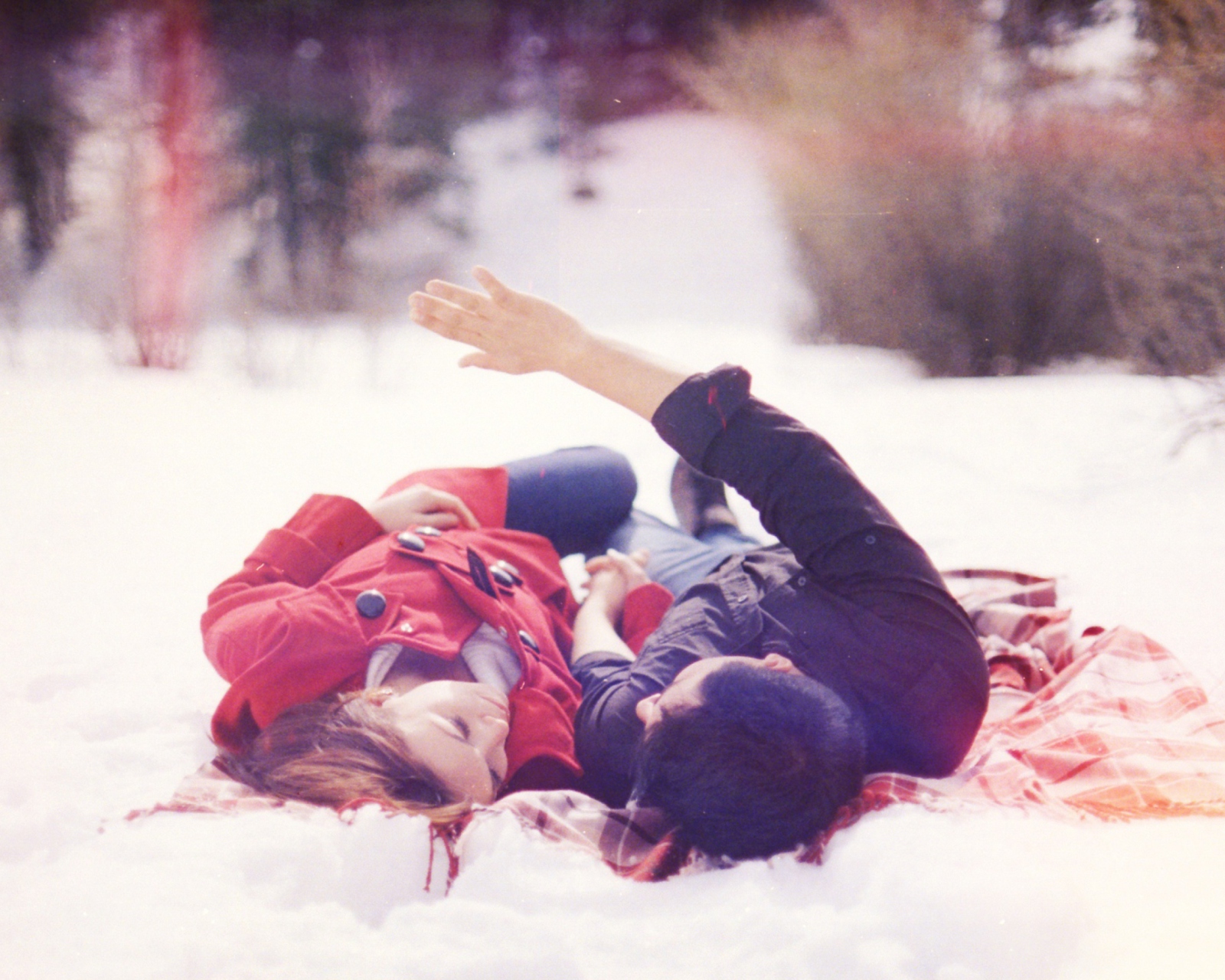 Couple In Snow screenshot #1 1600x1280