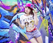 Das Cute Asian Graffiti Artist Girl Wallpaper 176x144
