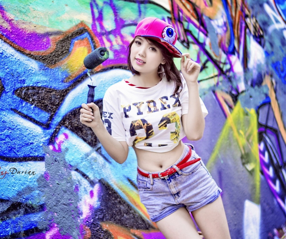 Обои Cute Asian Graffiti Artist Girl 960x800
