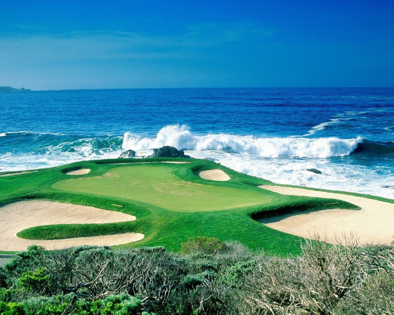 Golf Field By Sea screenshot #1 1280x1024