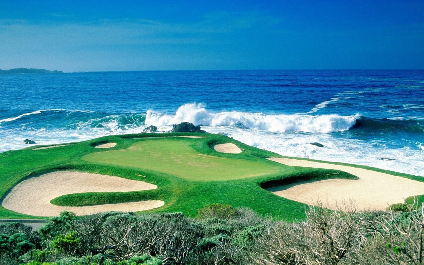 Обои Golf Field By Sea 1440x900