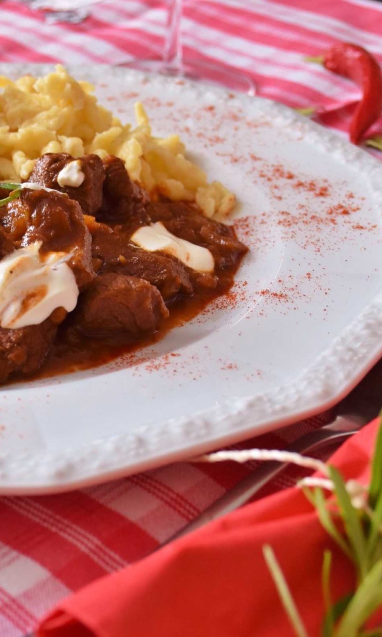 Das Hungarian Goulash Wallpaper 768x1280