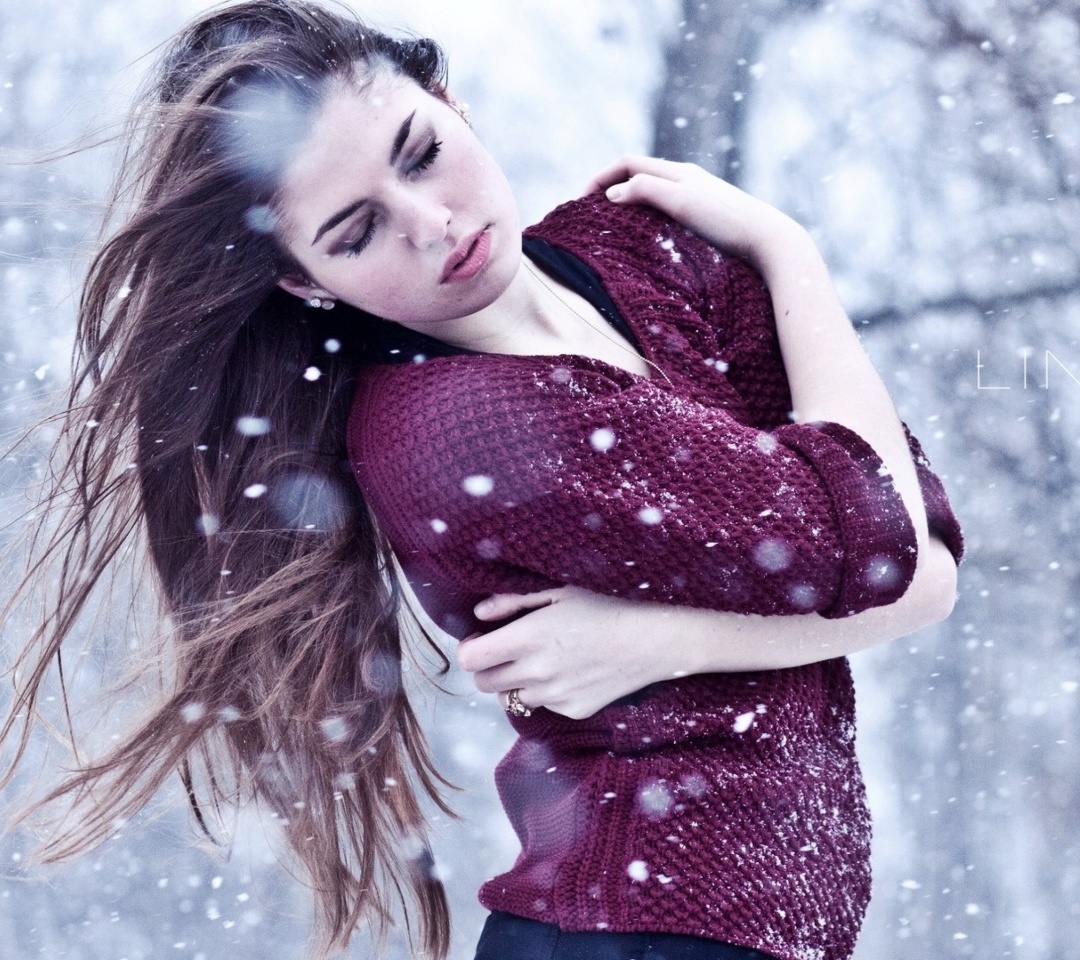 Обои Girl from a winter poem 1080x960