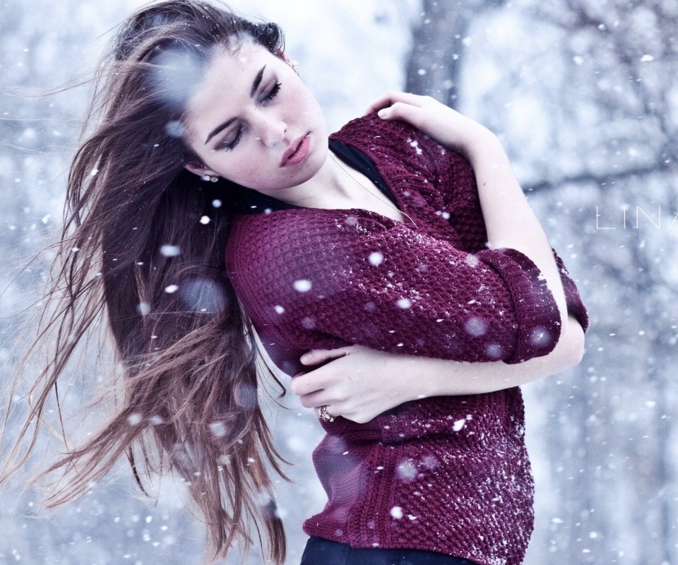 Girl from a winter poem wallpaper 960x800