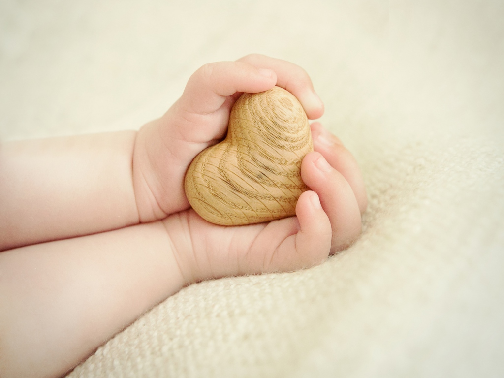 Обои Little Wooden Heart In Child's Hands 1024x768