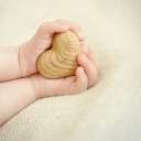Das Little Wooden Heart In Child's Hands Wallpaper 128x128