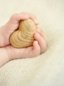 Обои Little Wooden Heart In Child's Hands 132x176