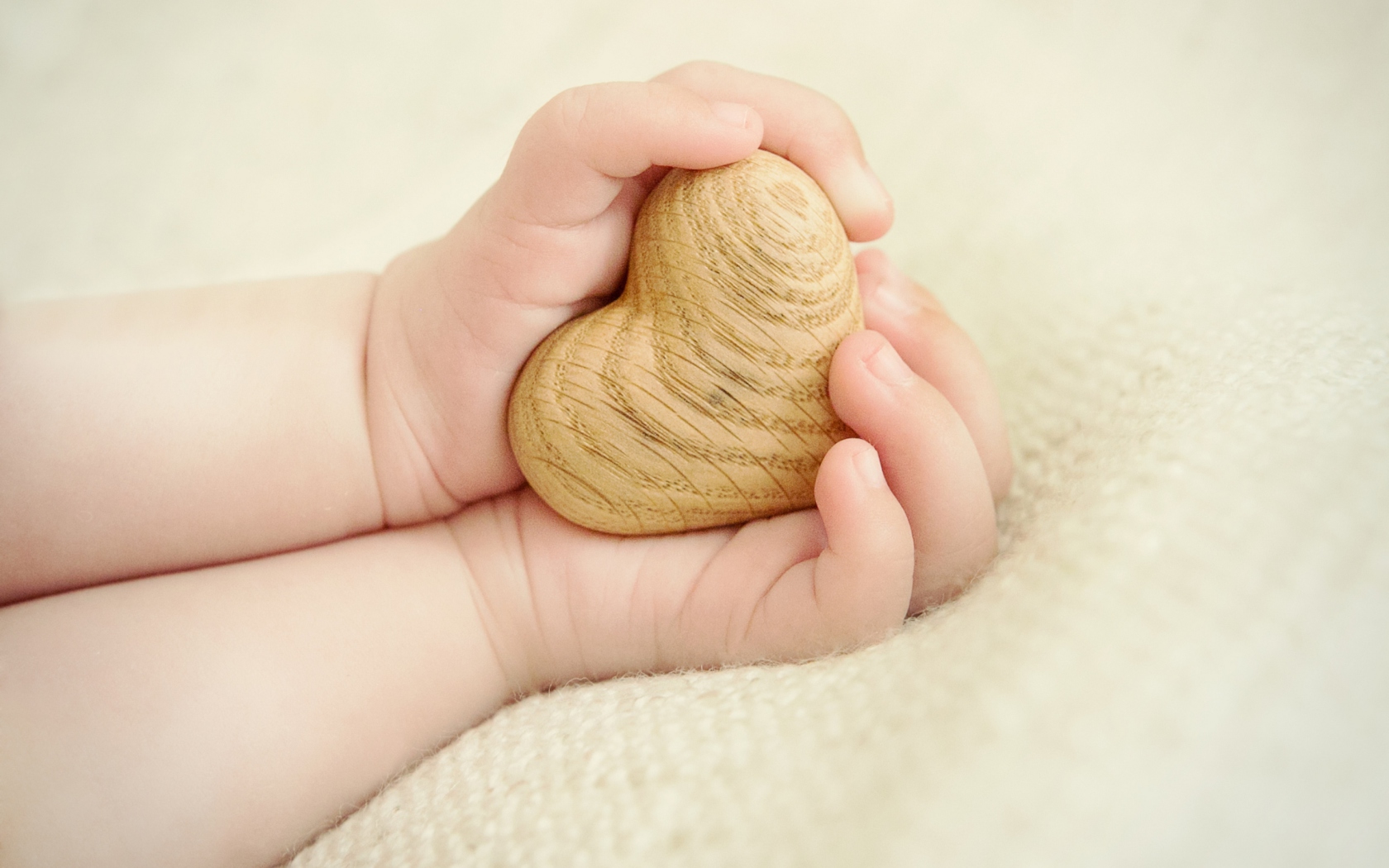 Обои Little Wooden Heart In Child's Hands 1680x1050