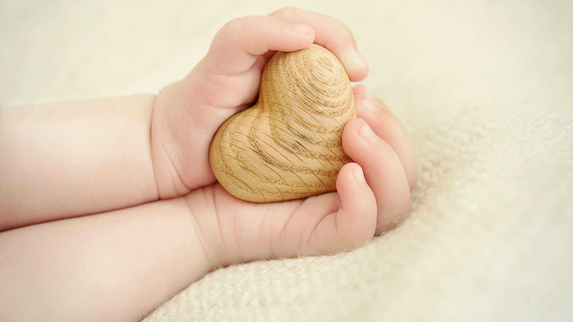 Fondo de pantalla Little Wooden Heart In Child's Hands 1920x1080