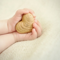 Обои Little Wooden Heart In Child's Hands 208x208