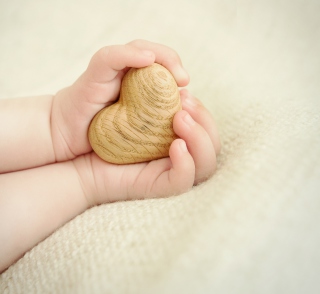 Little Wooden Heart In Child's Hands - Obrázkek zdarma pro 208x208