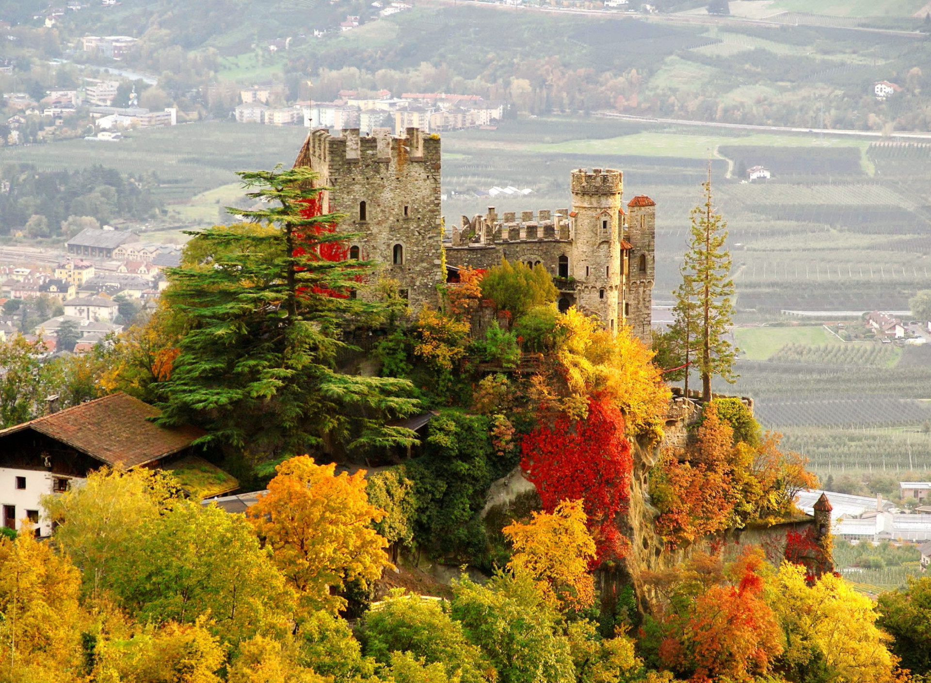 Das Brunnenburg Castle in South Tyrol Wallpaper 1920x1408