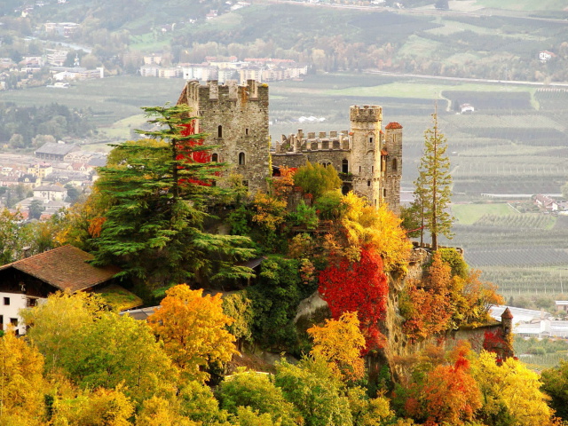 Обои Brunnenburg Castle in South Tyrol 640x480