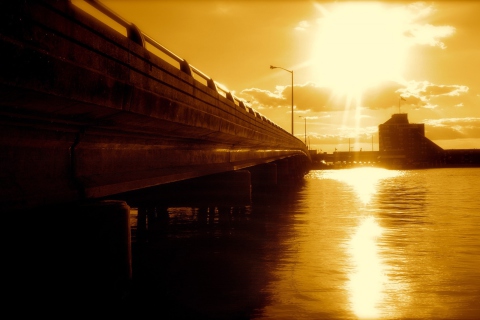 Fondo de pantalla Sunlit Bridge 480x320