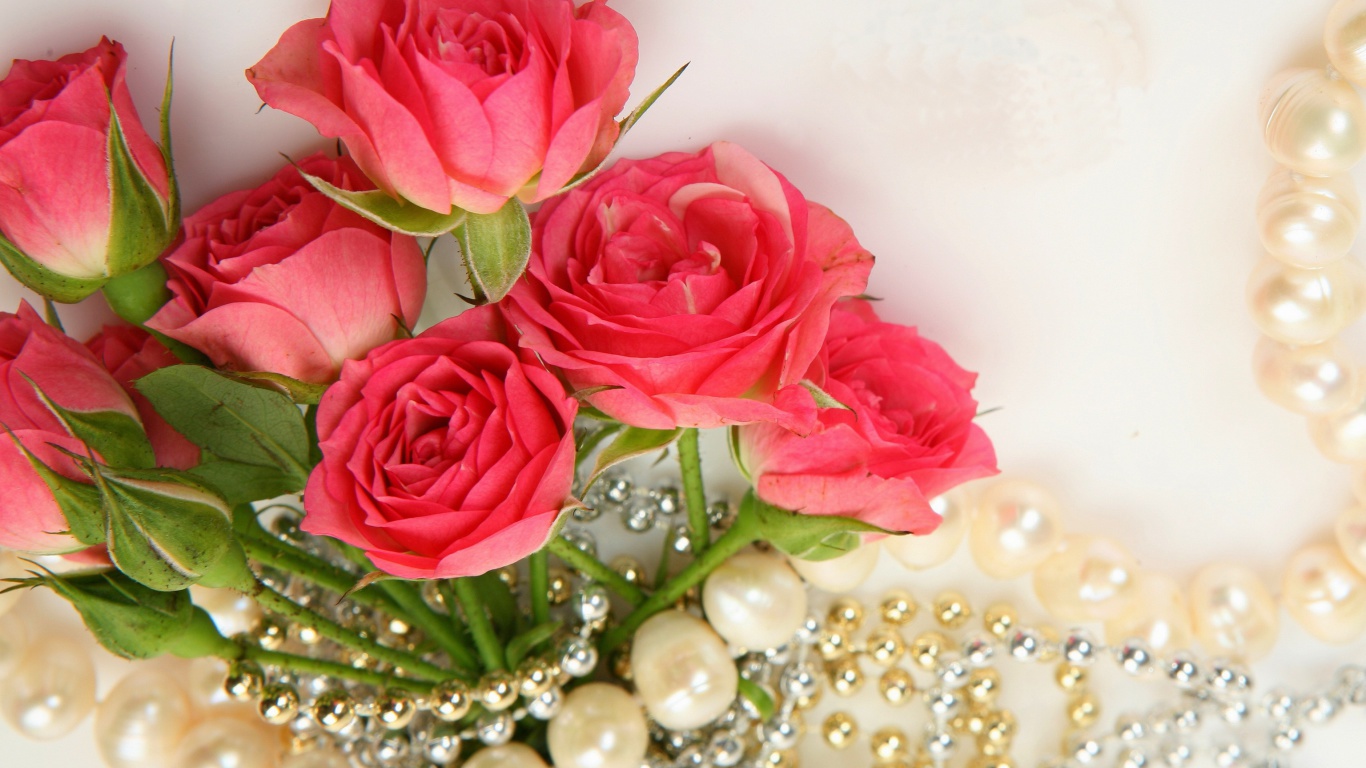 Обои Necklace and Roses Bouquet 1366x768