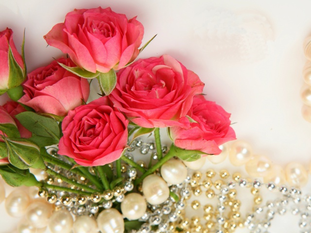 Обои Necklace and Roses Bouquet 640x480