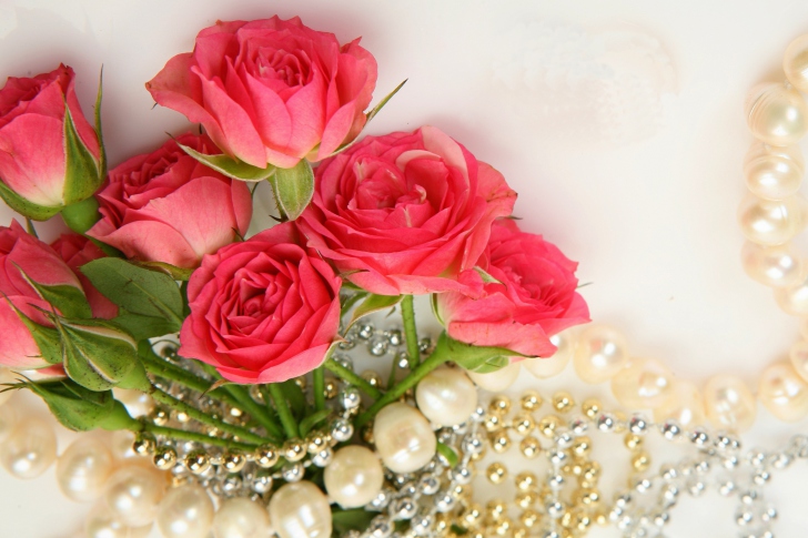 Das Necklace and Roses Bouquet Wallpaper