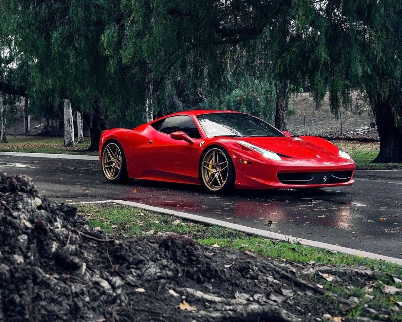 Обои Ferrari Enzo after Rain 1280x1024